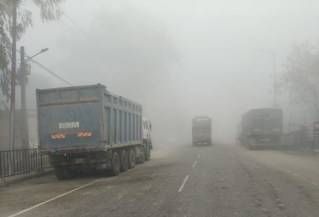 28 सीकेटीपी-6- परिचय- राजापुर में कोहरे के चलते लाइट जलाकर गुजरते वाहन। संवाद