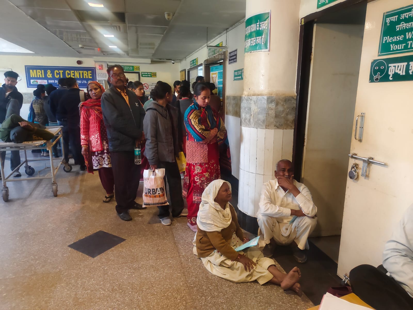 अंबाला कैंट के नागरिक अस्पताल के रेडियोलॉजी डिपार्टमेंट में मरीज के साथ बैठे तीमारदार इंतजार कर अंबाला कैंट के नागरिक अस्पताल के रेडियोलॉजी डिपार्टमेंट में मरीज के साथ बैठे तीमारदार इंतजार कर