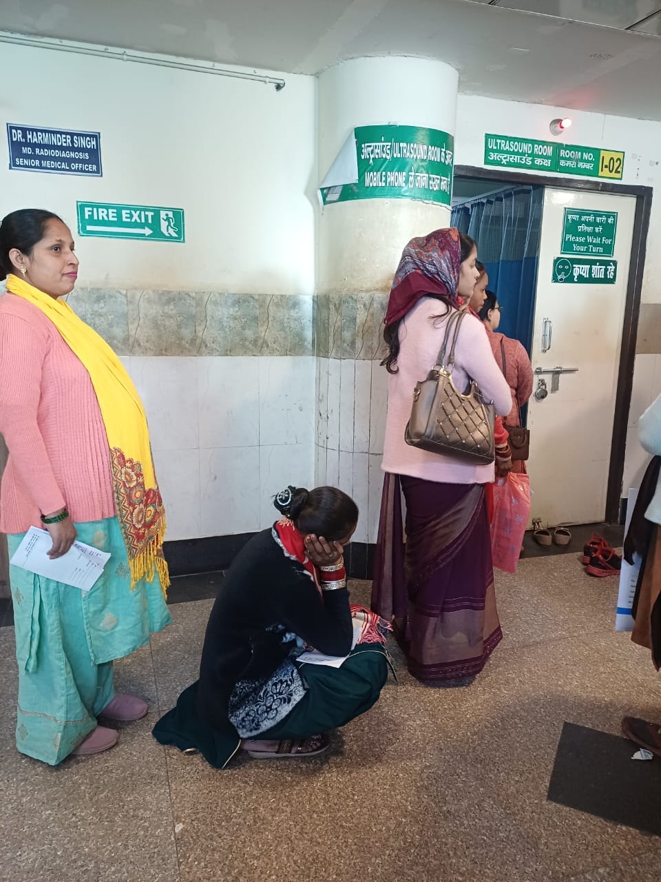 अंबाला कैंट के नागरिक अस्पताल के रेडियोलॉजी डिपार्टमेंट में मरीज के साथ बैठे तीमारदार इंतजार कर अंबाला कैंट के नागरिक अस्पताल के रेडियोलॉजी डिपार्टमेंट में मरीज के साथ बैठे तीमारदार इंतजार कर
