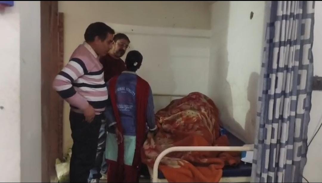 अस्पताल में हंगामे के दौरान जुटे लोग।स्रोत वीडियो कट