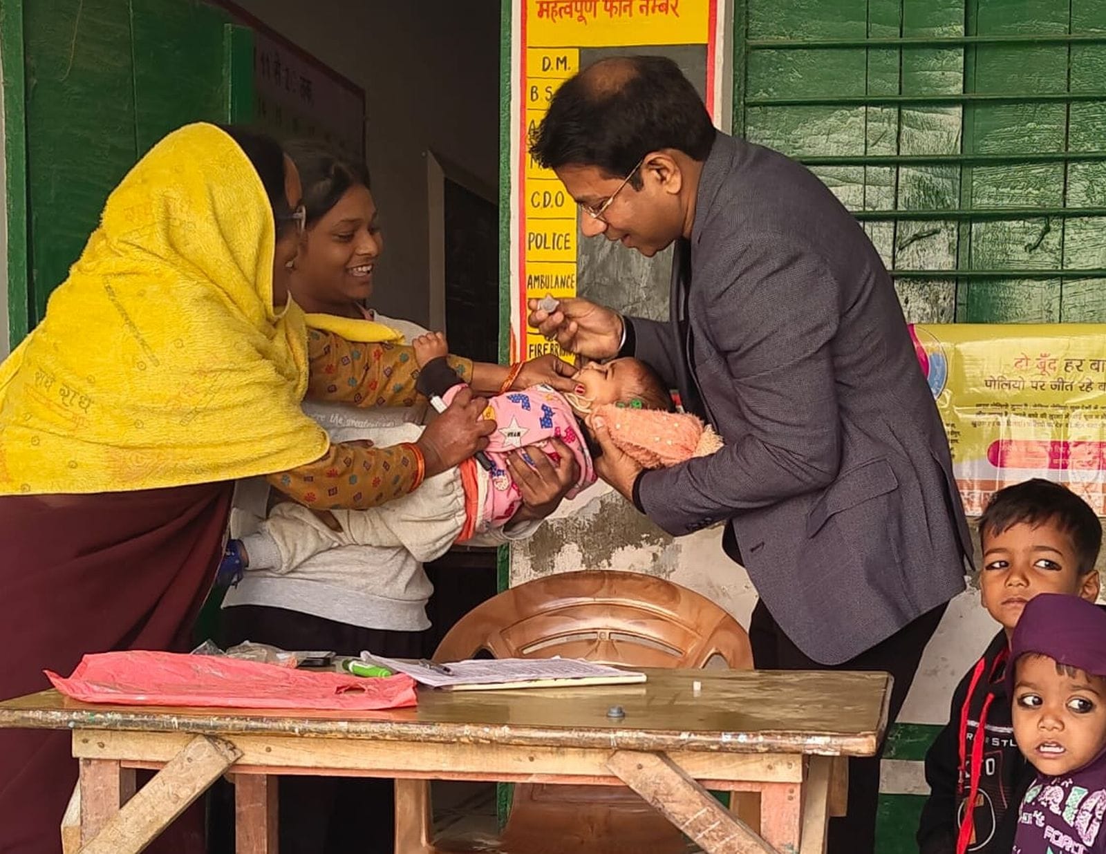 बैरमई बुजुर्ग बूथ पर बच्चों को पोलियो खुराक पिलाते अधीक्षक डा.अनिल गुप्ता। स्त्रोत स्वास्थ्य वि बैरमई बुजुर्ग बूथ पर बच्चों को पोलियो खुराक पिलाते अधीक्षक डा.अनिल गुप्ता। स्त्रोत स्वास्थ्य वि