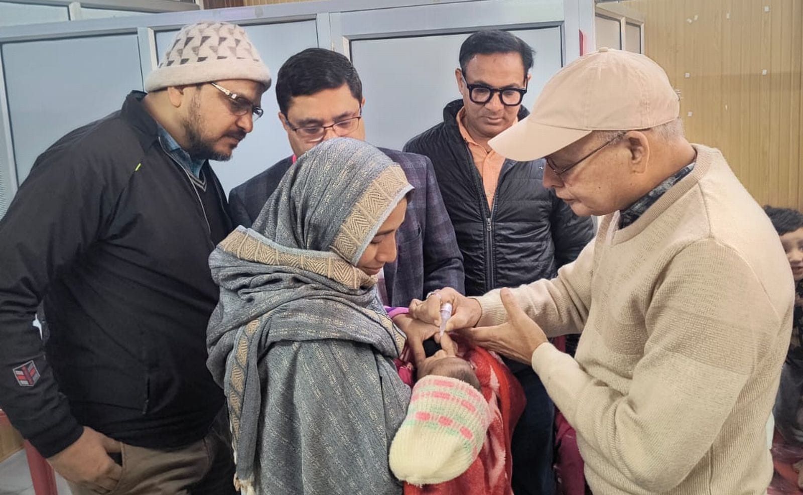 बैरमई बुजुर्ग बूथ पर बच्चों को पोलियो खुराक पिलाते अधीक्षक डा.अनिल गुप्ता। स्त्रोत स्वास्थ्य वि बैरमई बुजुर्ग बूथ पर बच्चों को पोलियो खुराक पिलाते अधीक्षक डा.अनिल गुप्ता। स्त्रोत स्वास्थ्य वि