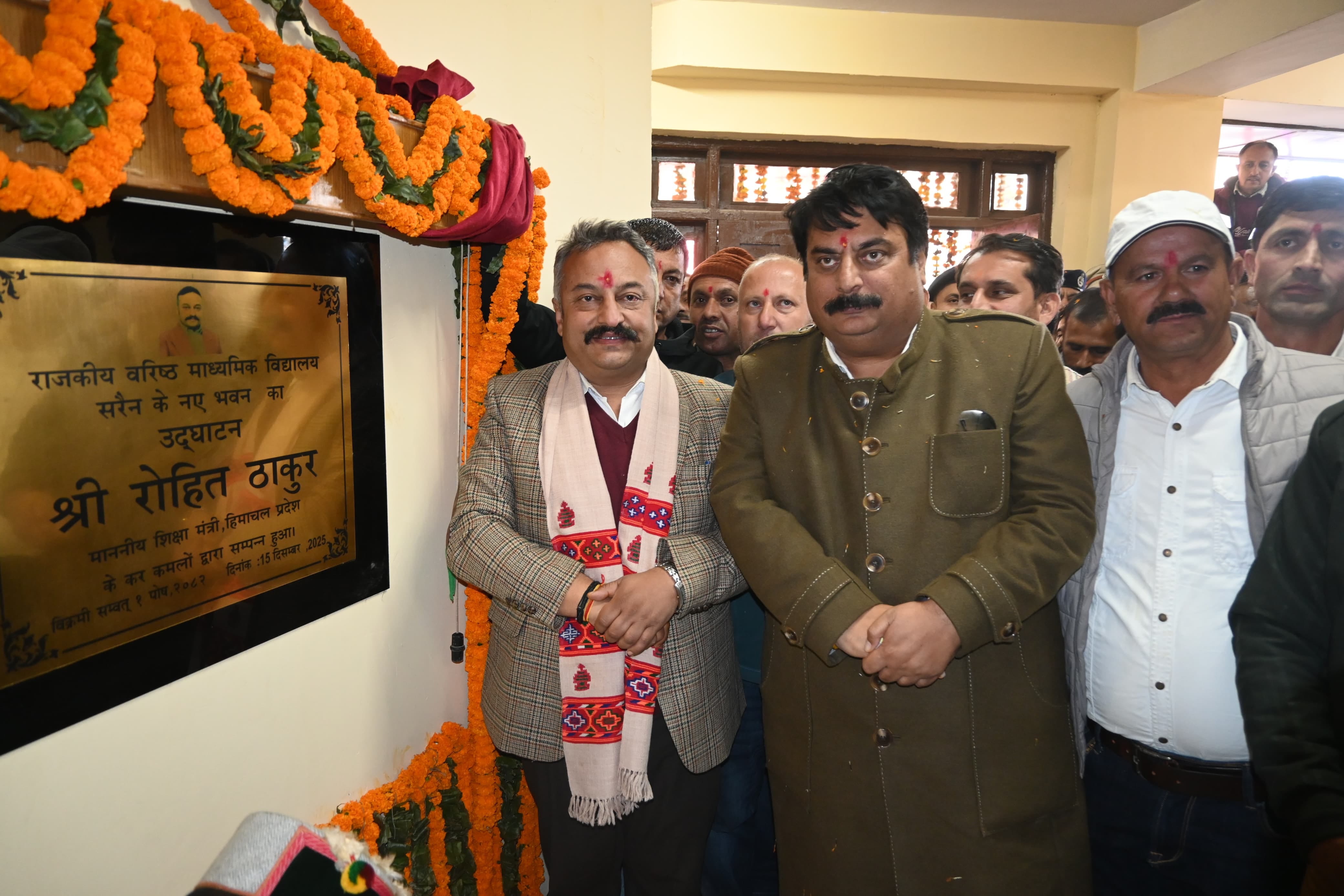 चौपाल के सरैन स्कूल में शिक्षा मंत्री रोहित ठाकुर को देवता के मंदिर की चित्र भेंट करते। संवाद