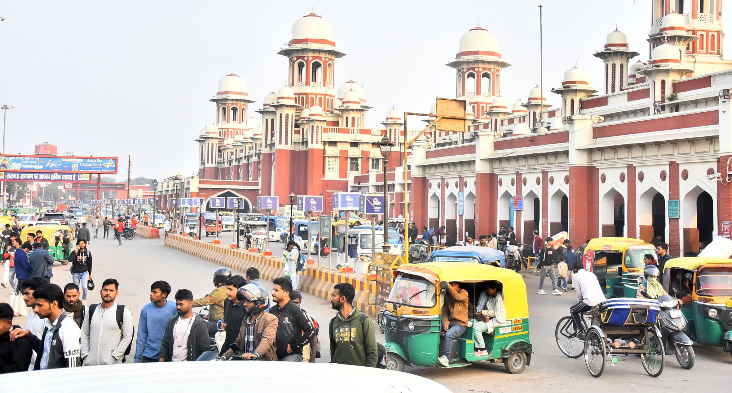 चारबाग स्टेशन पर लगा जाम। चारबाग स्टेशन पर लगा जाम।