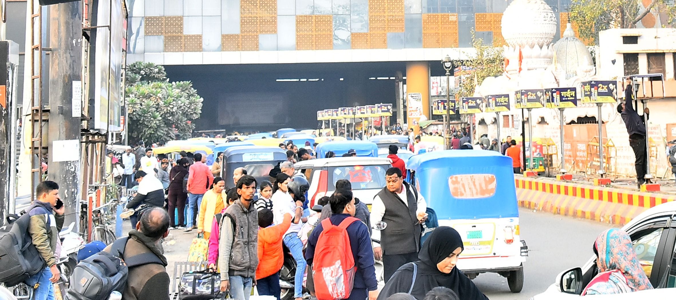 चारबाग स्टेशन पर लगा जाम। चारबाग स्टेशन पर लगा जाम।