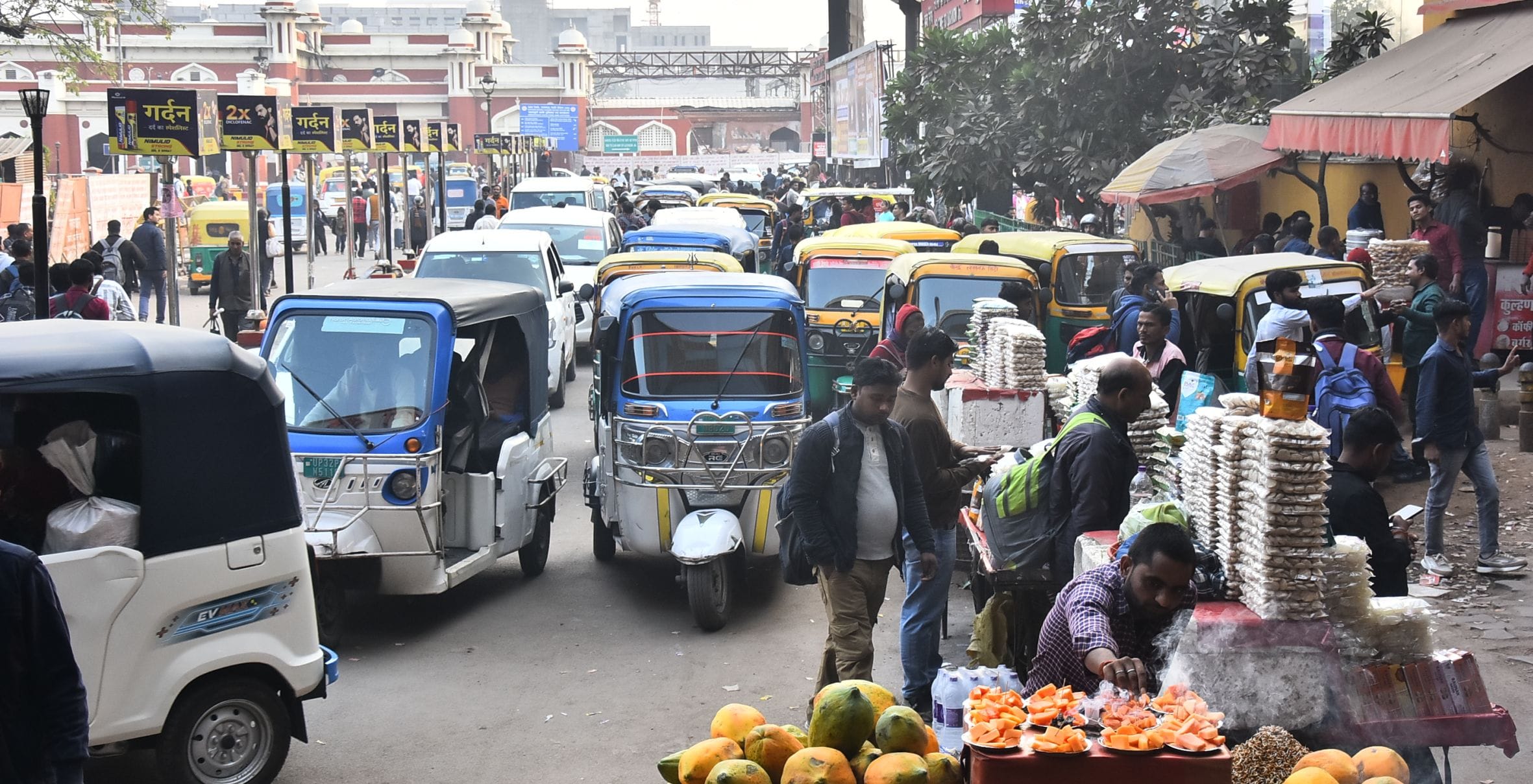 चारबाग स्टेशन पर लगा जाम। चारबाग स्टेशन पर लगा जाम।
