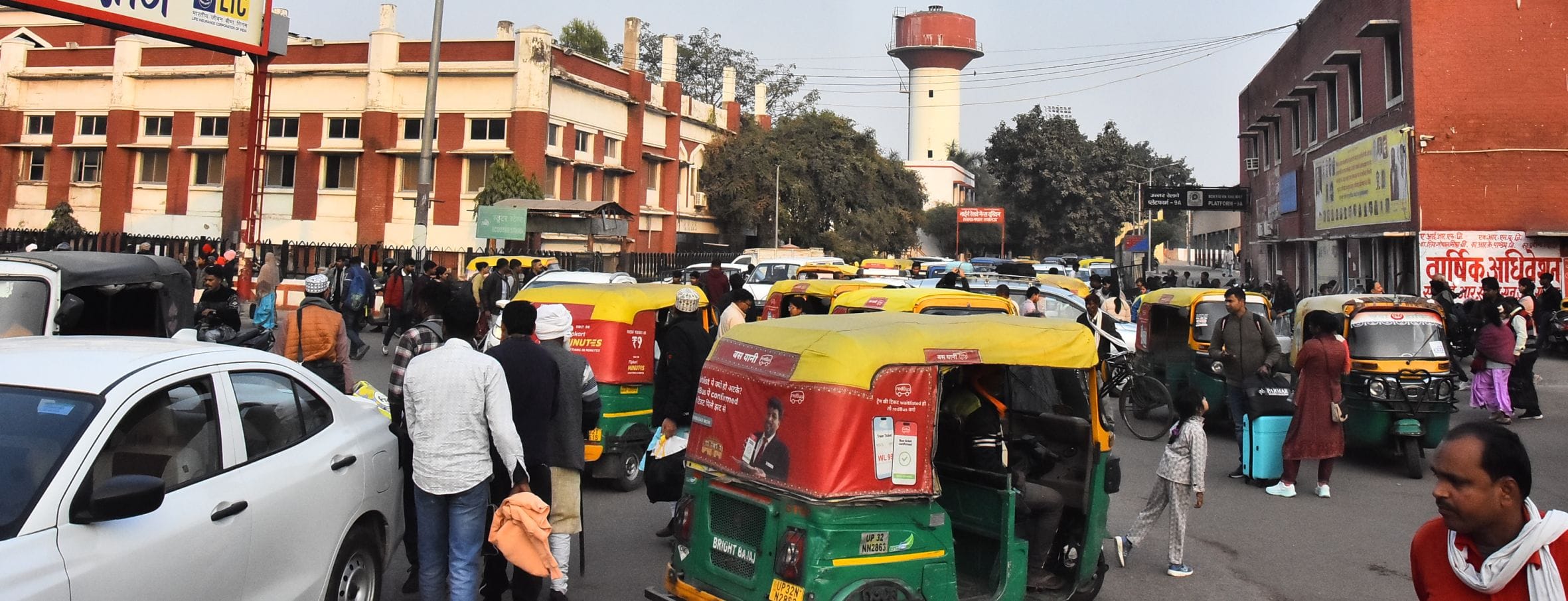चारबाग स्टेशन पर लगा जाम। चारबाग स्टेशन पर लगा जाम।