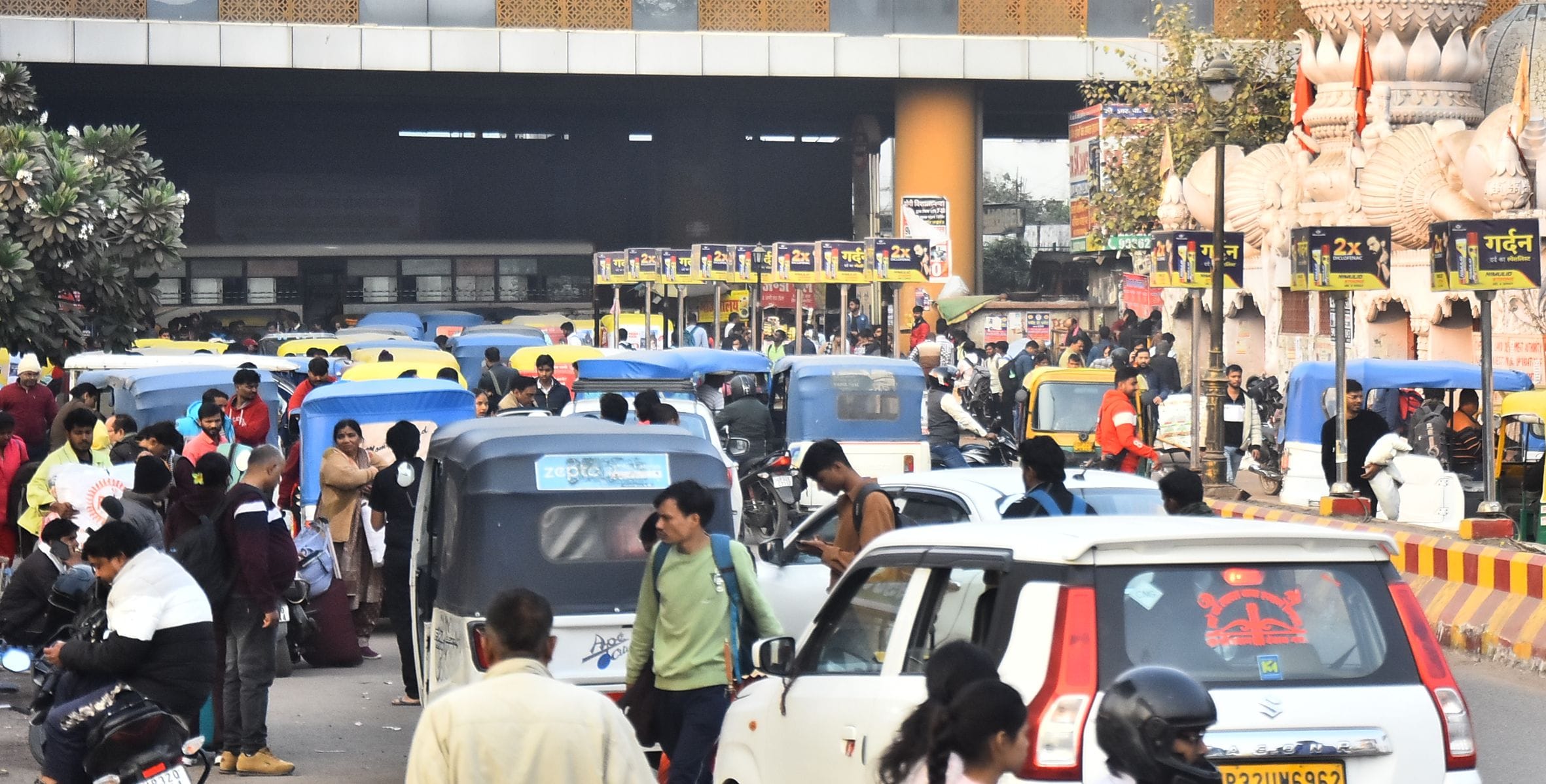 चारबाग स्टेशन पर लगा जाम। चारबाग स्टेशन पर लगा जाम।