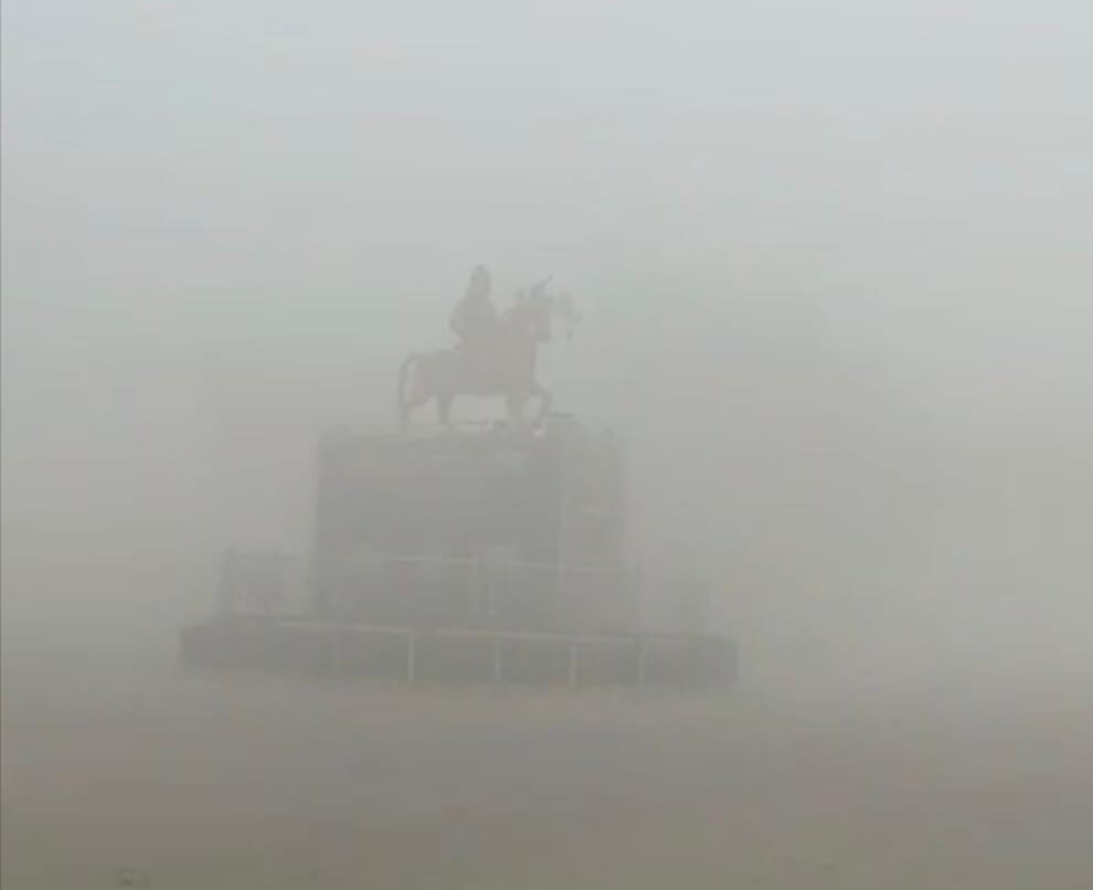फोटो- 10 सड़क पर कोहरे के कारण हाईवे पर रेंगते वाहन। संवाद