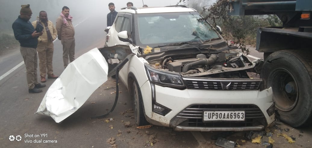 फोटो- 10 सड़क पर कोहरे के कारण हाईवे पर रेंगते वाहन। संवाद