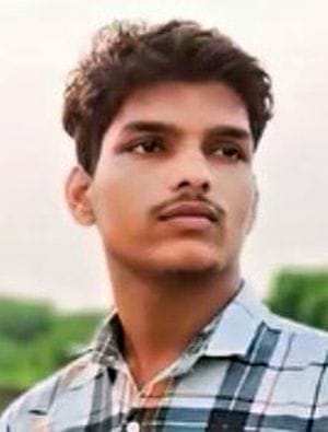 फोटो 14 एमएएचपी 08 परिचय-घटना के बाद थाना गेट पर जुटी परिजनों व ग्रामीणों की भीड़। संवाद फोटो 14 एमएएचपी 08 परिचय-घटना के बाद थाना गेट पर जुटी परिजनों व ग्रामीणों की भीड़। संवाद
