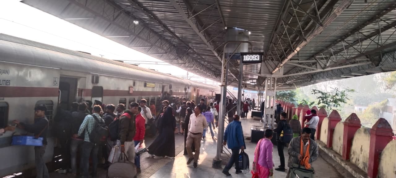 फोटो-15-जीआरपी थाने का निरीक्षण करते सीओ सलीम खान। संवाद