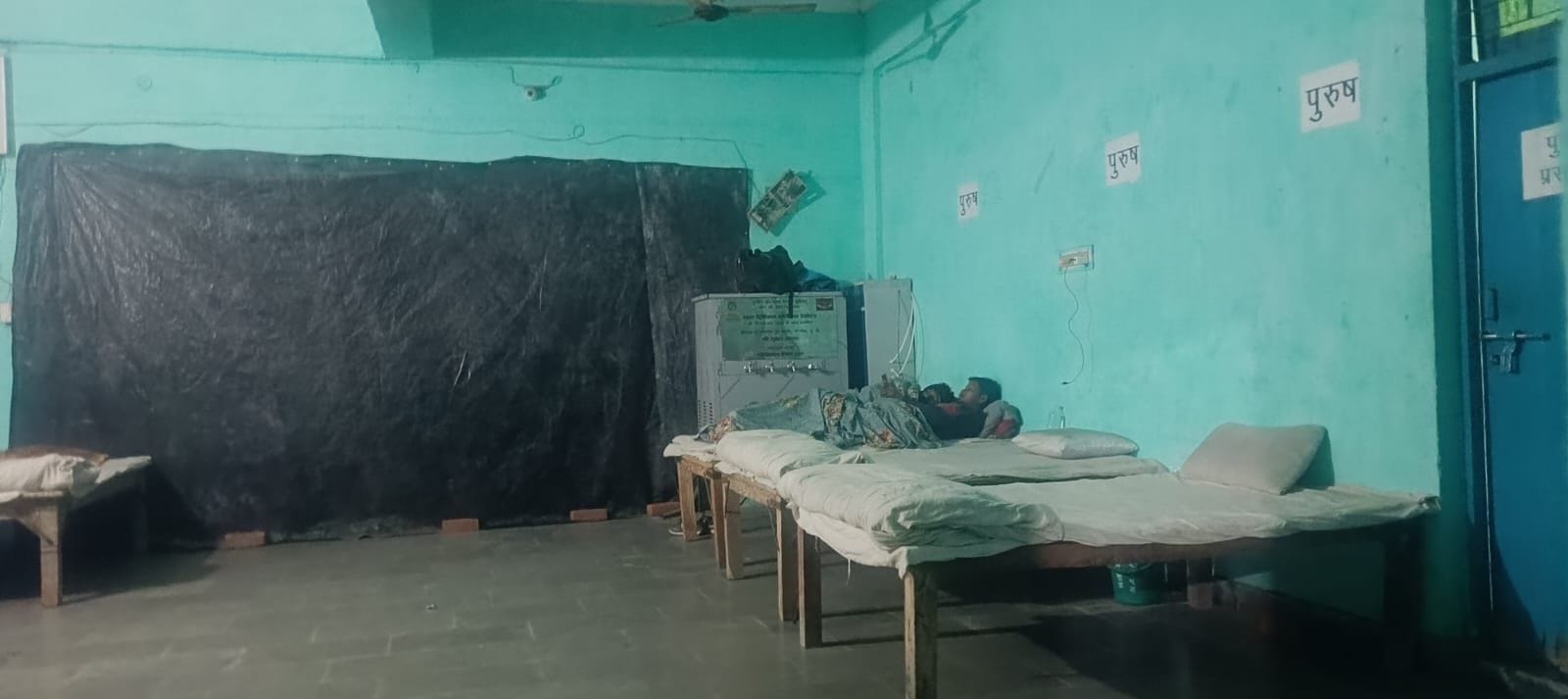 फोटो-18- फफूंद कस्बा में रैन बसेरे में पड़ा शटर। संवाद फोटो-18- फफूंद कस्बा में रैन बसेरे में पड़ा शटर। संवाद