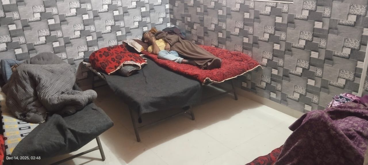 फोटो-18- फफूंद कस्बा में रैन बसेरे में पड़ा शटर। संवाद फोटो-18- फफूंद कस्बा में रैन बसेरे में पड़ा शटर। संवाद