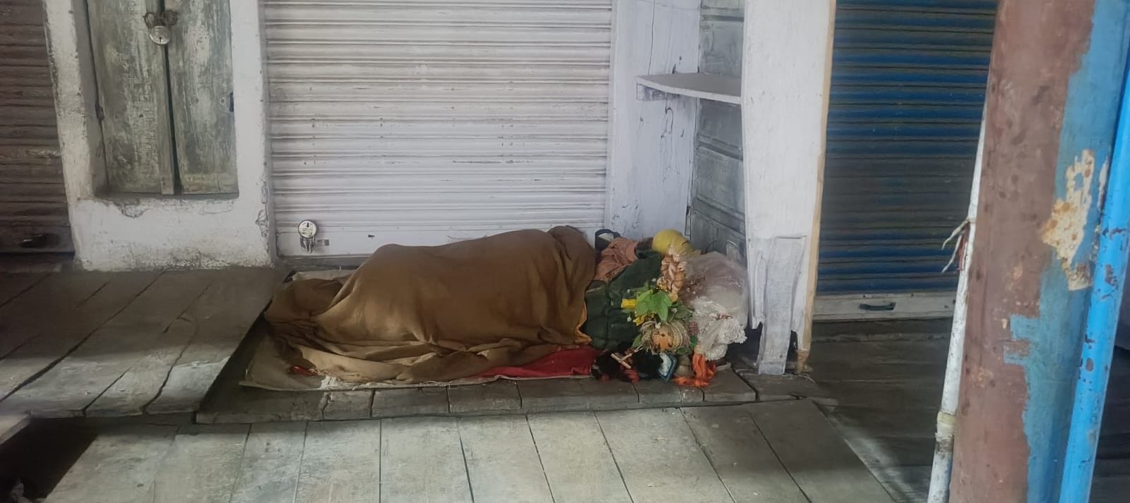 फोटो-18- फफूंद कस्बा में रैन बसेरे में पड़ा शटर। संवाद फोटो-18- फफूंद कस्बा में रैन बसेरे में पड़ा शटर। संवाद