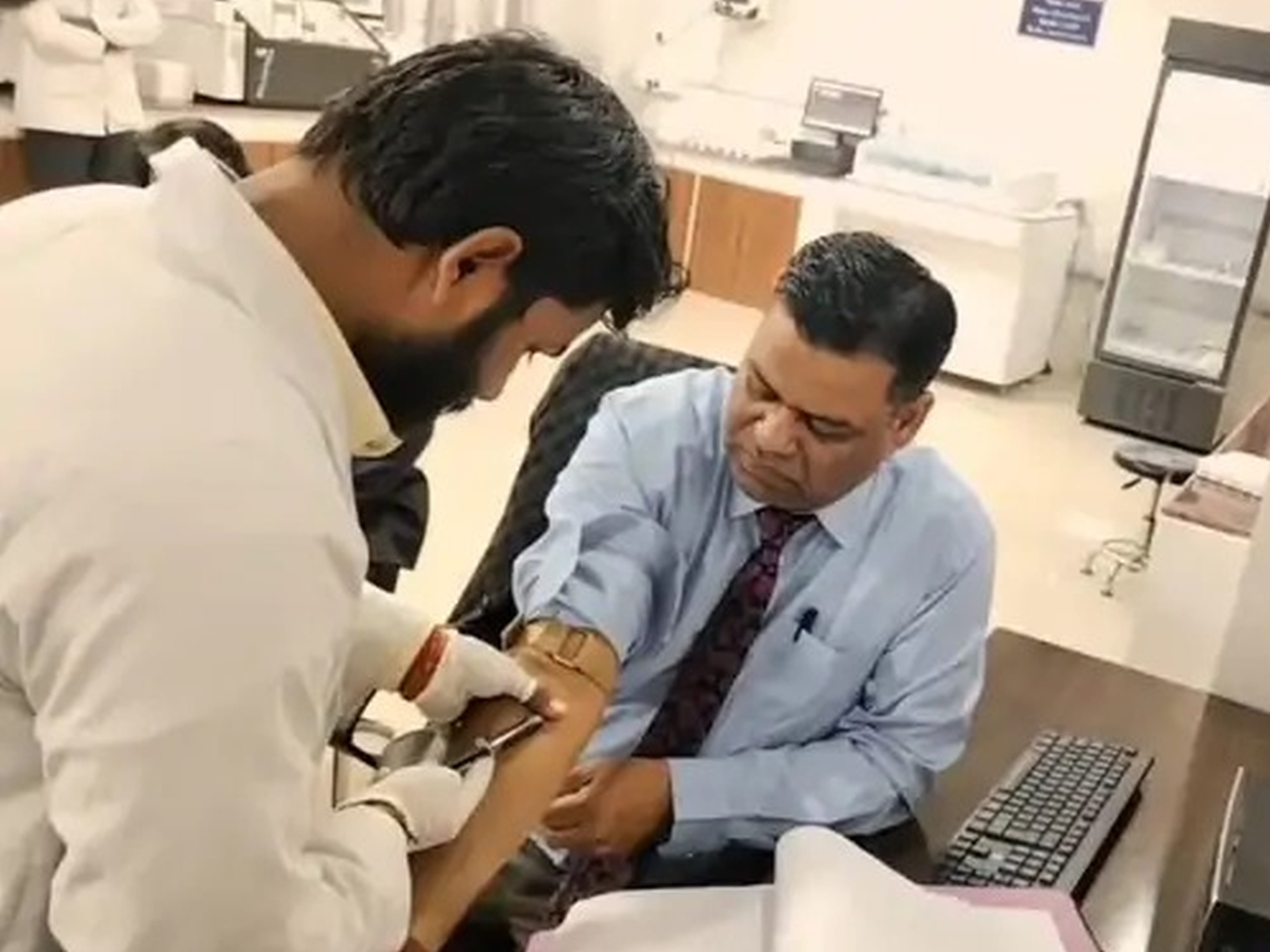 फोटो-36-सदर अस्पताल में रक्त जांच कराते टीम के सदस्य। संवाद