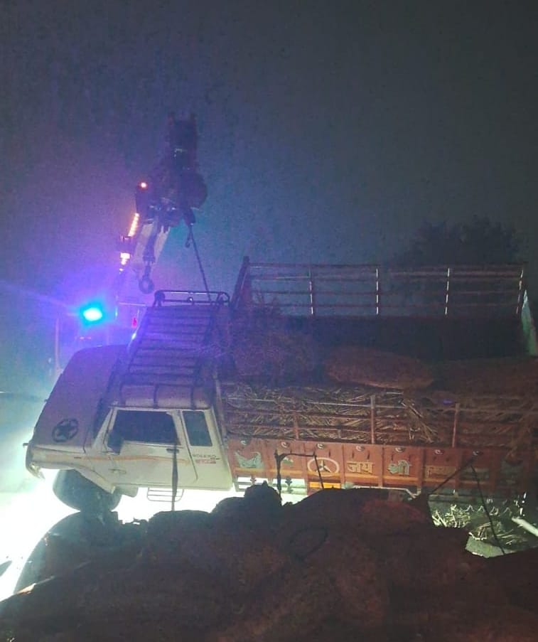-फोटो 60 : डिवाइडर से टकराने के बाद क्षतिग्रस्त कार। स्रोत पुलिस