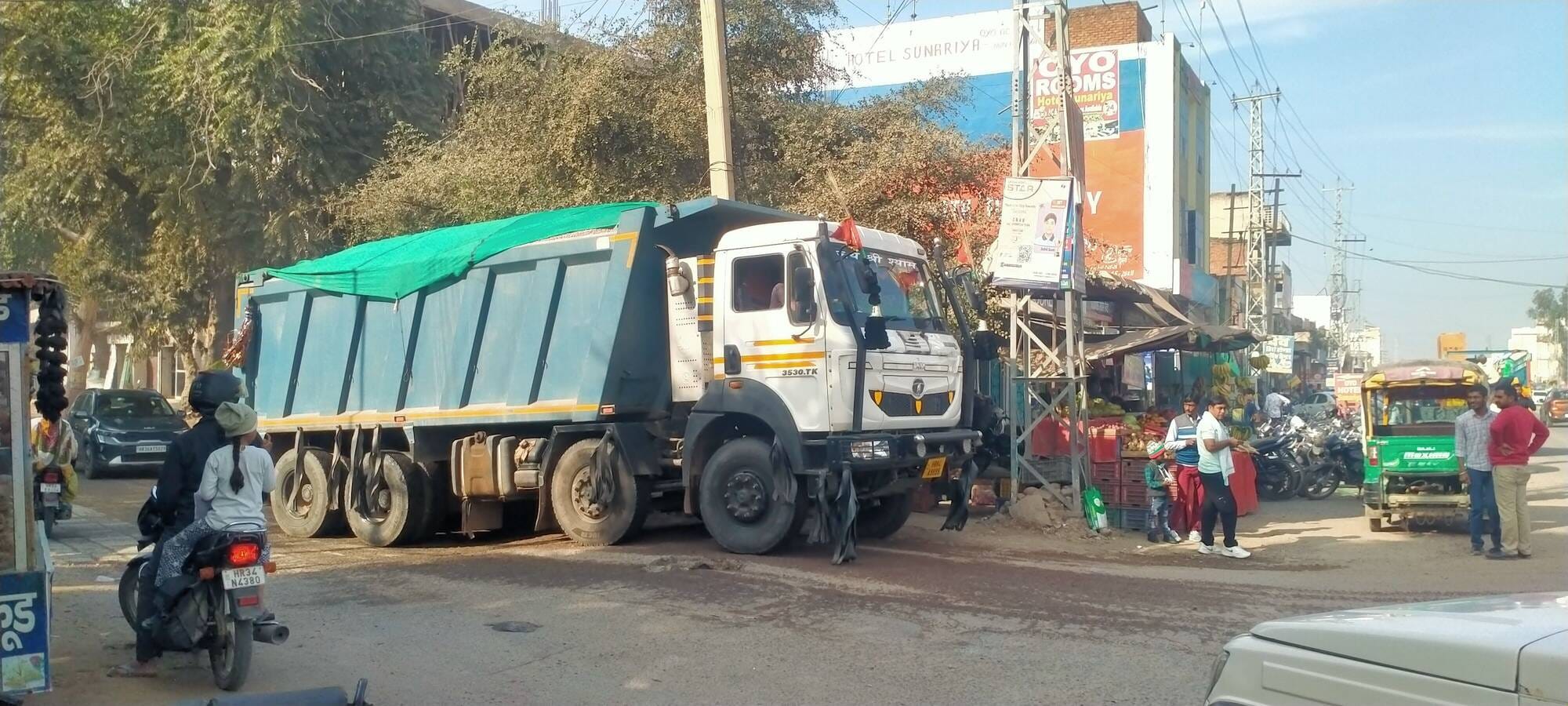 फोटो संख्या:82- स्टेट हाइवे 148बी से गुजरता रोड़ियों से भरा ओवरलोड वाहन---संवाद