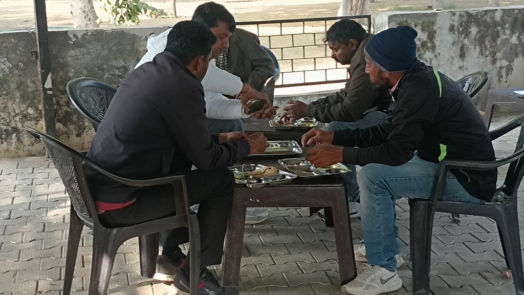 फतेहाबाद के लघु सचिवालय में स्वयं सहायता समूह के सारथी ढाबे में खाना बनाती महिलाएं। संवाद फतेहाबाद के लघु सचिवालय में स्वयं सहायता समूह के सारथी ढाबे में खाना बनाती महिलाएं। संवाद