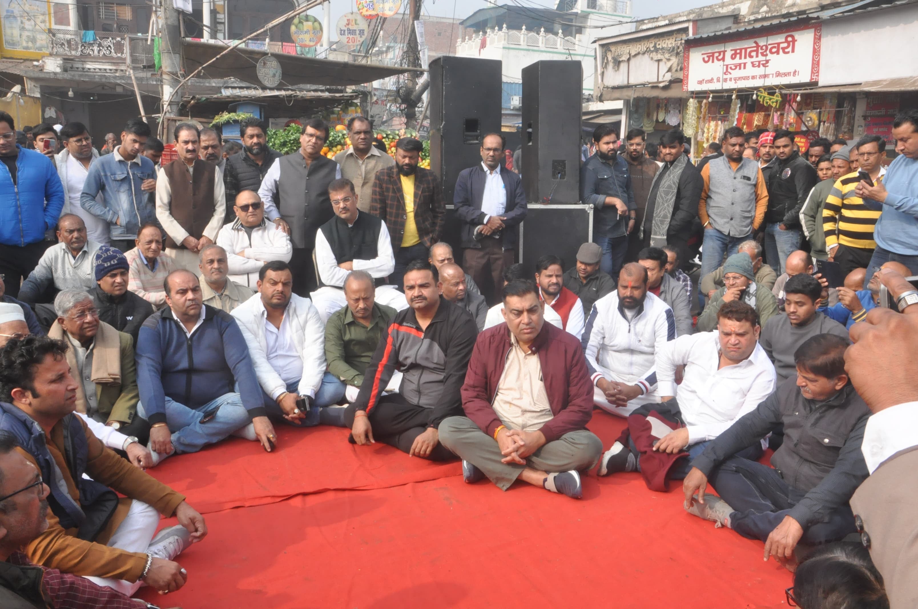 घंटाघर बाजार में धरने पर बैठे व्यापारी। संवाद