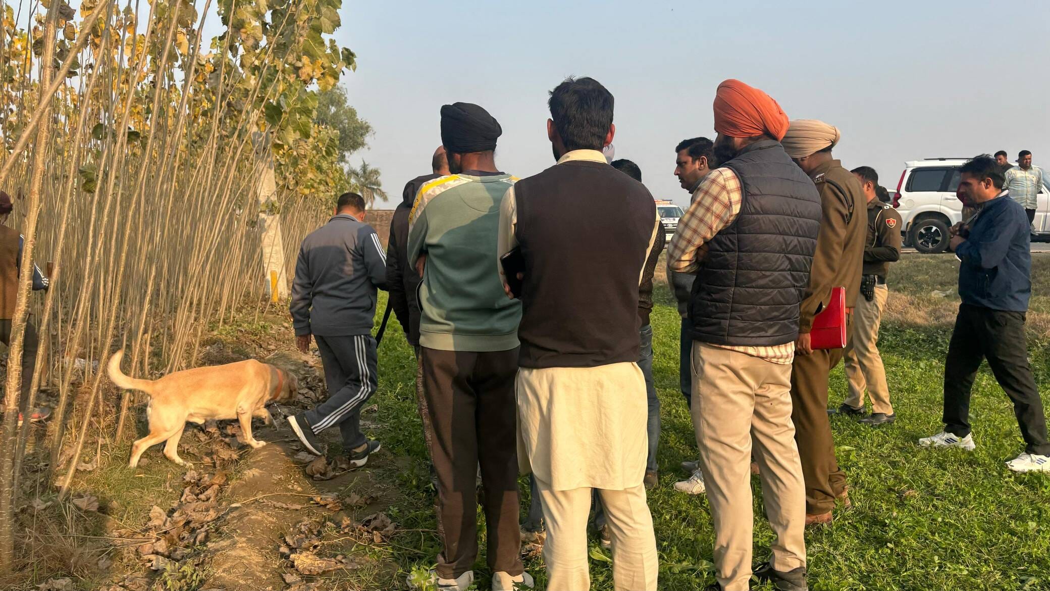 हत्यारोपी बिलाल से जंगल से मृतका उमा के सिर को बरामद कराती पुलिस। संवाद हत्यारोपी बिलाल से जंगल से मृतका उमा के सिर को बरामद कराती पुलिस। संवाद