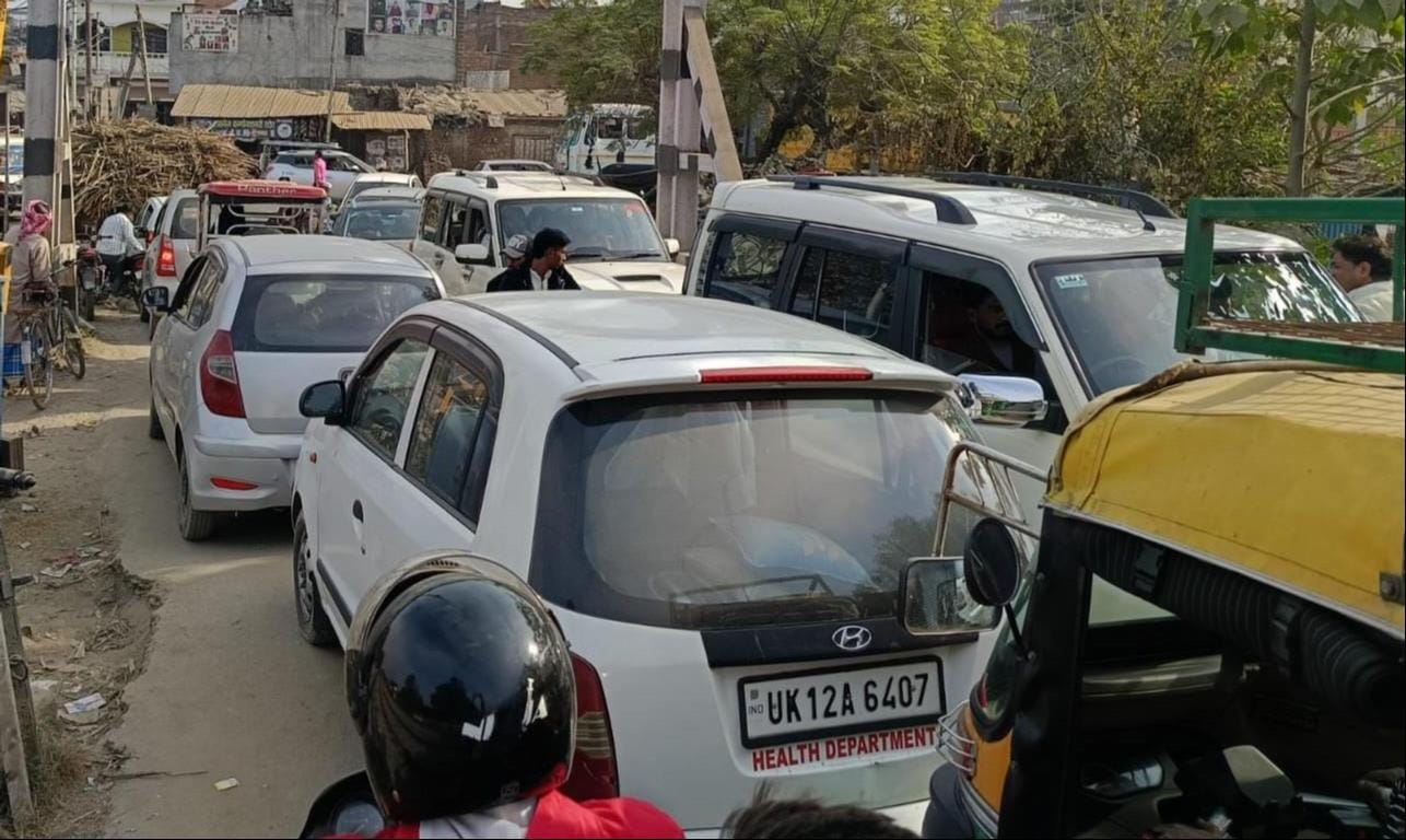 जलालाबाद फ्लाईओवर पर जाम में फंसे राहगीर। संवाद