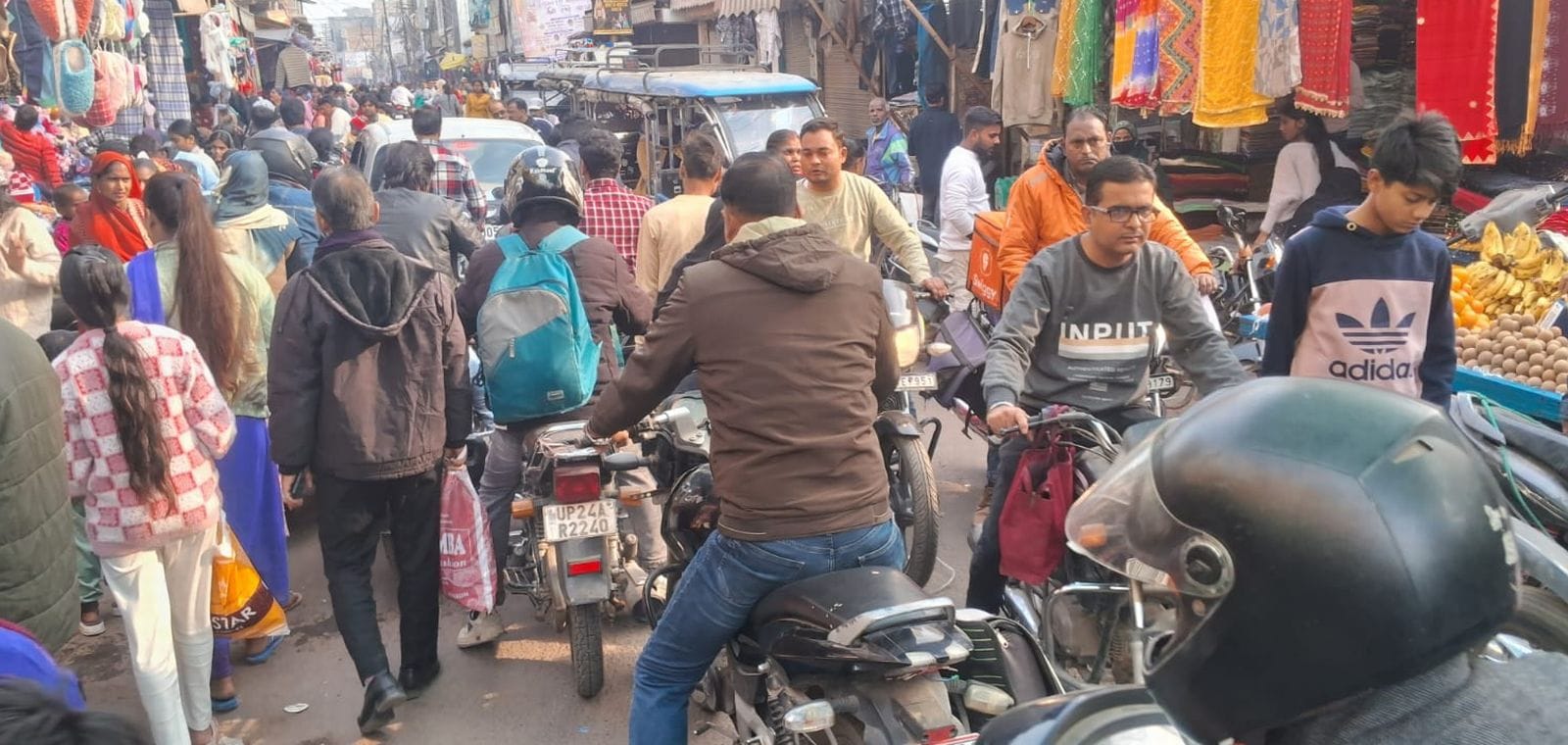 कलेक्ट्रेट के सामने जाम में फंसे वाहन। संवाद कलेक्ट्रेट के सामने जाम में फंसे वाहन। संवाद