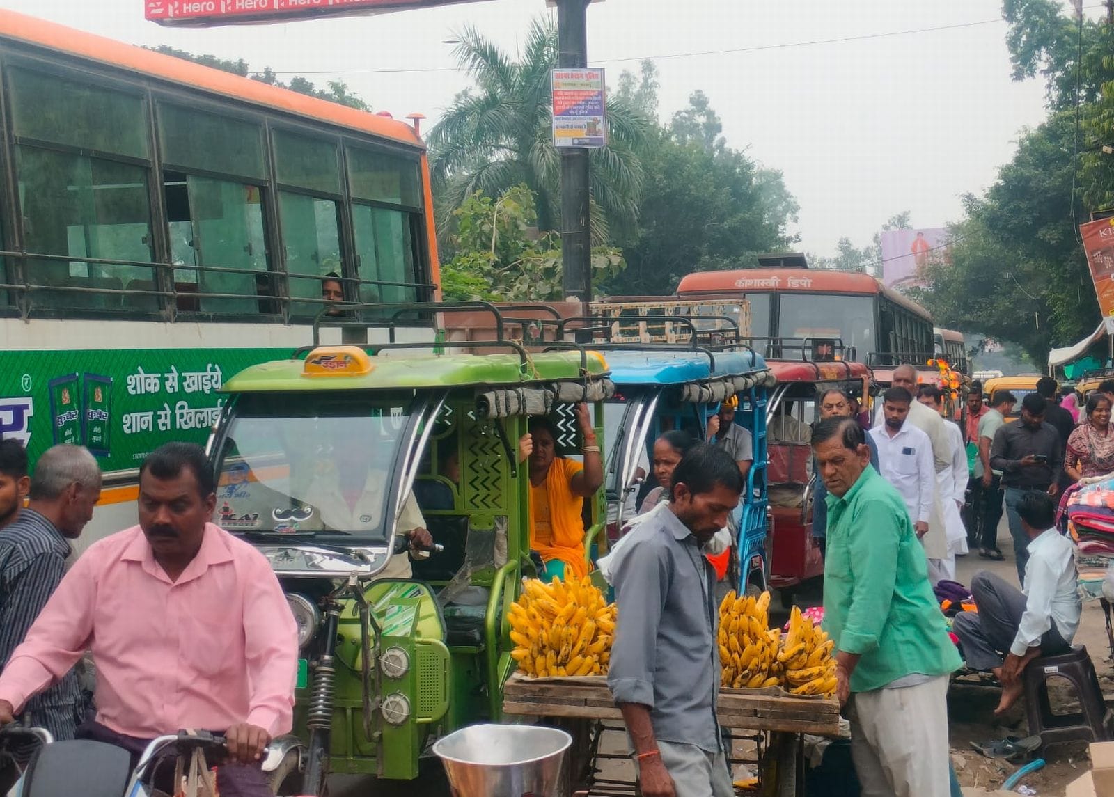 कलेक्ट्रेट के सामने जाम में फंसे वाहन। संवाद कलेक्ट्रेट के सामने जाम में फंसे वाहन। संवाद