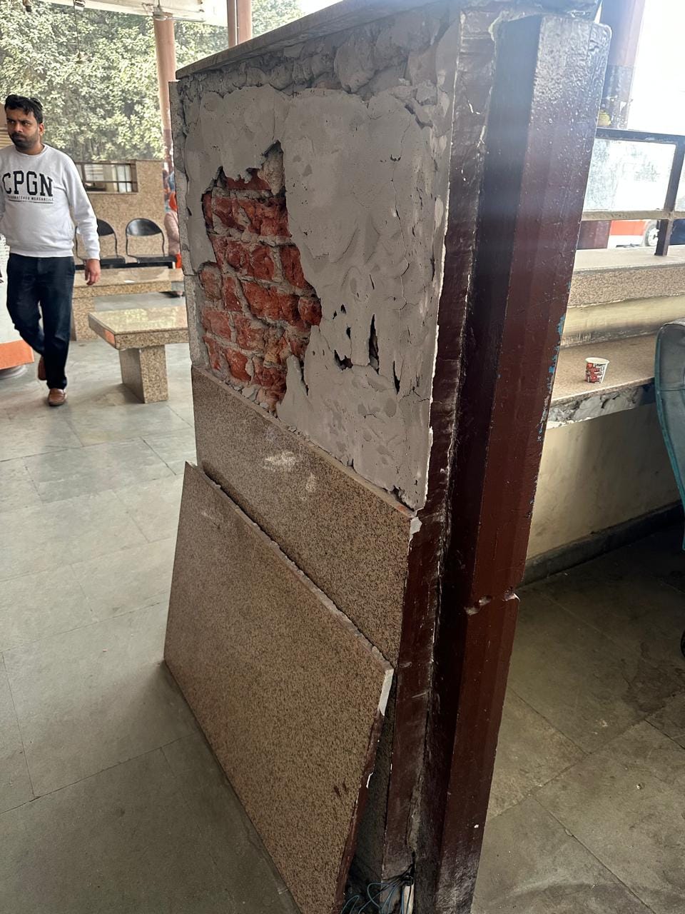 कुरुक्षेत्र। बस स्टैंड परिसर में उखड़ी पड़ी टिकट काउंटर की स्लैब। संवाद कुरुक्षेत्र। बस स्टैंड परिसर में उखड़ी पड़ी टिकट काउंटर की स्लैब। संवाद