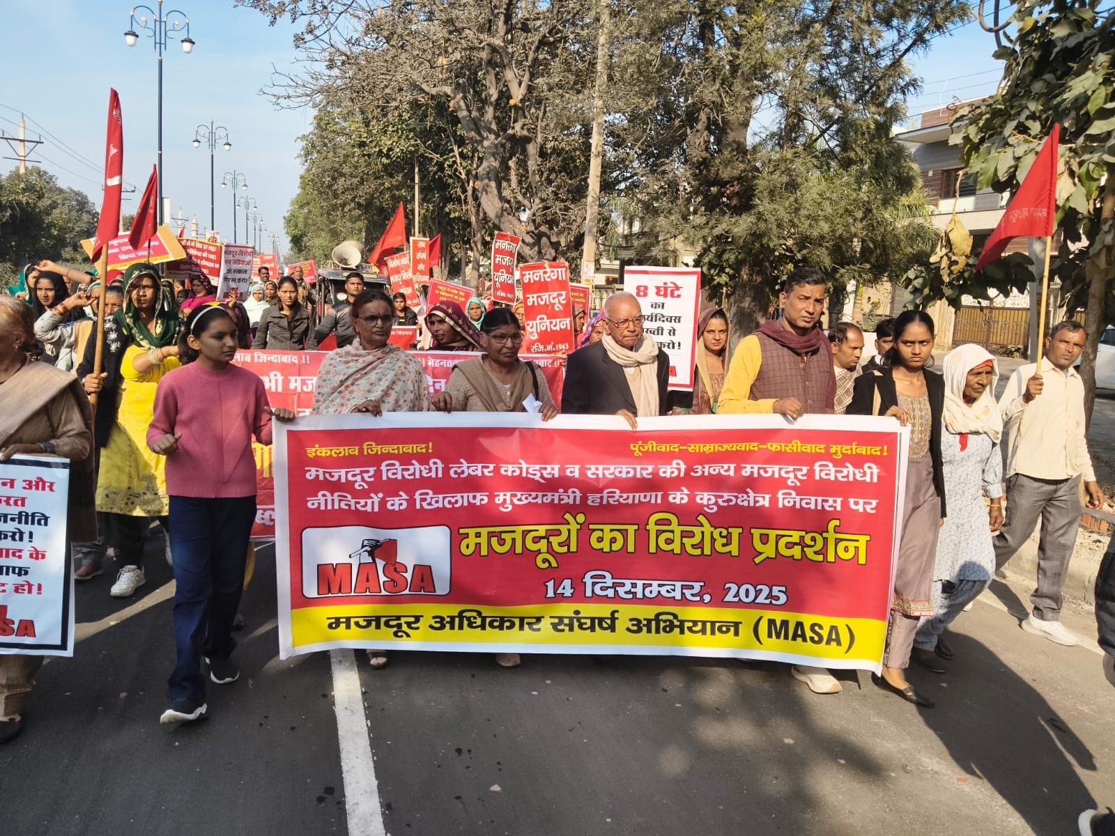 कुरुक्षेत्र। प्रदर्शन करते भिन्न संगठनों के कर्मचारी। संवाद कुरुक्षेत्र। प्रदर्शन करते भिन्न संगठनों के कर्मचारी। संवाद