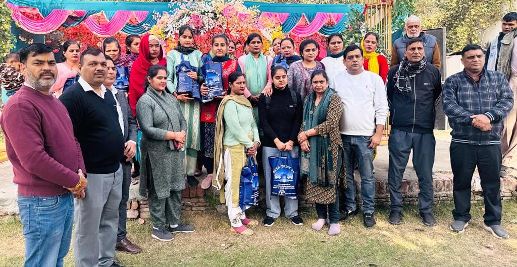 कुरुक्षेत्र। टीम महिलाओं को सम्मानित करते सेवा ट्रस्ट यूके इंडिया के सदस्य । विज्ञप्ति