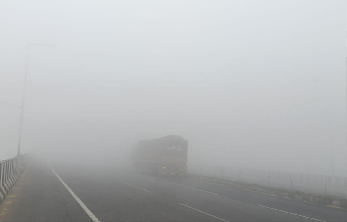 कासगंज मार्ग पर कोहरे के कारण डिवाइडर से टकराई कार। संवाद