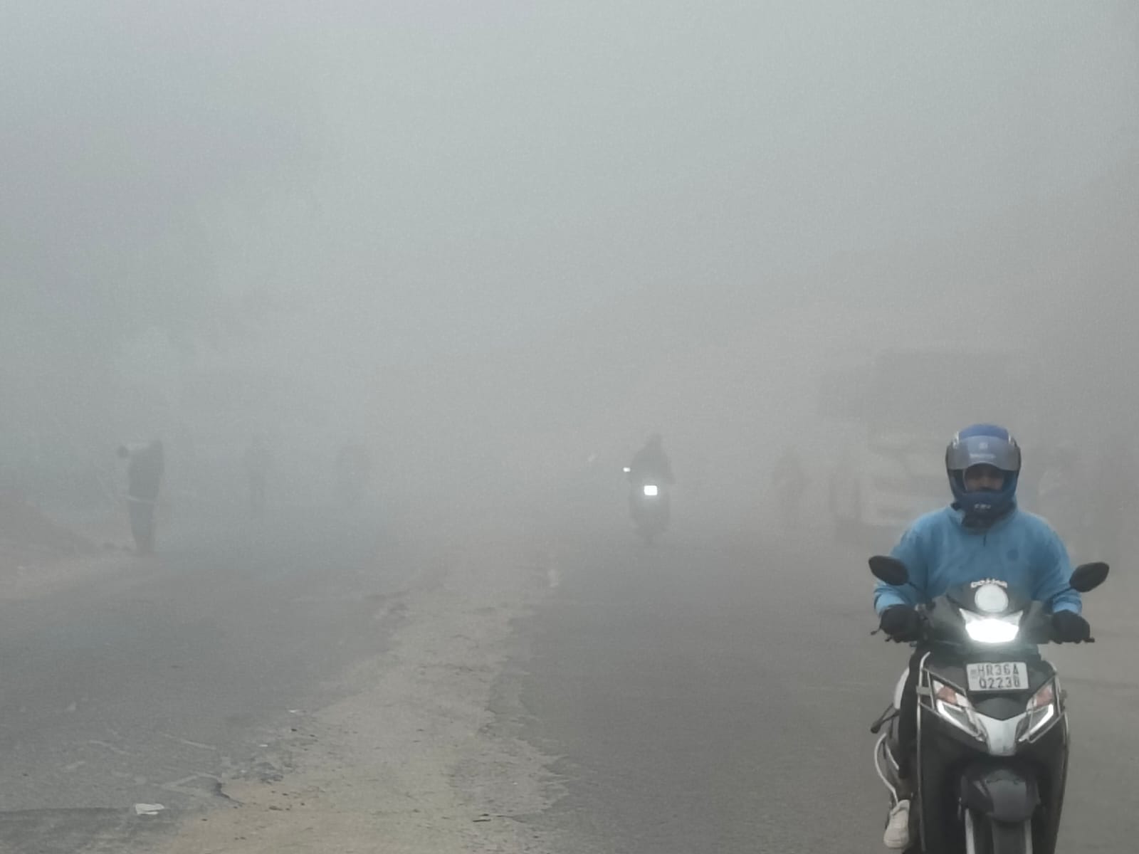 कोसली में सुबह के छाया घना कोहरा। संवाद