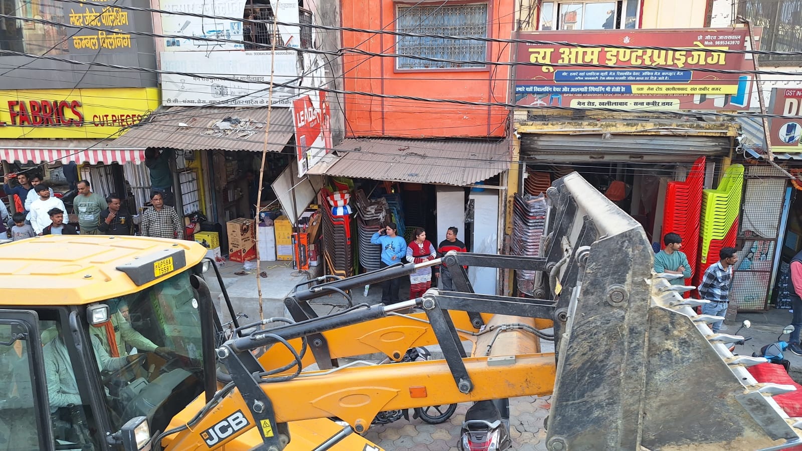 खलीलाबाद के भिटवा मुहल्ले में अतिक्रमण हटवाती पुलिस टीम । संवाद खलीलाबाद के भिटवा मुहल्ले में अतिक्रमण हटवाती पुलिस टीम । संवाद