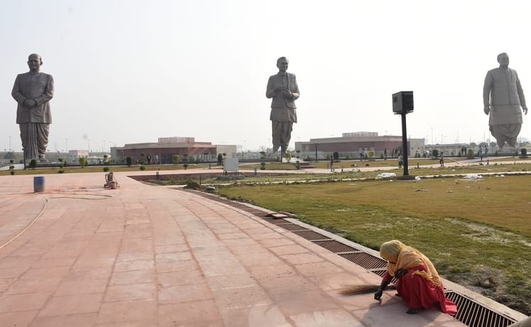 राष्ट्र प्रेरणा स्थल पर लोकार्पण समारोह के लिए चल रही तैयारियां। राष्ट्र प्रेरणा स्थल पर लोकार्पण समारोह के लिए चल रही तैयारियां।