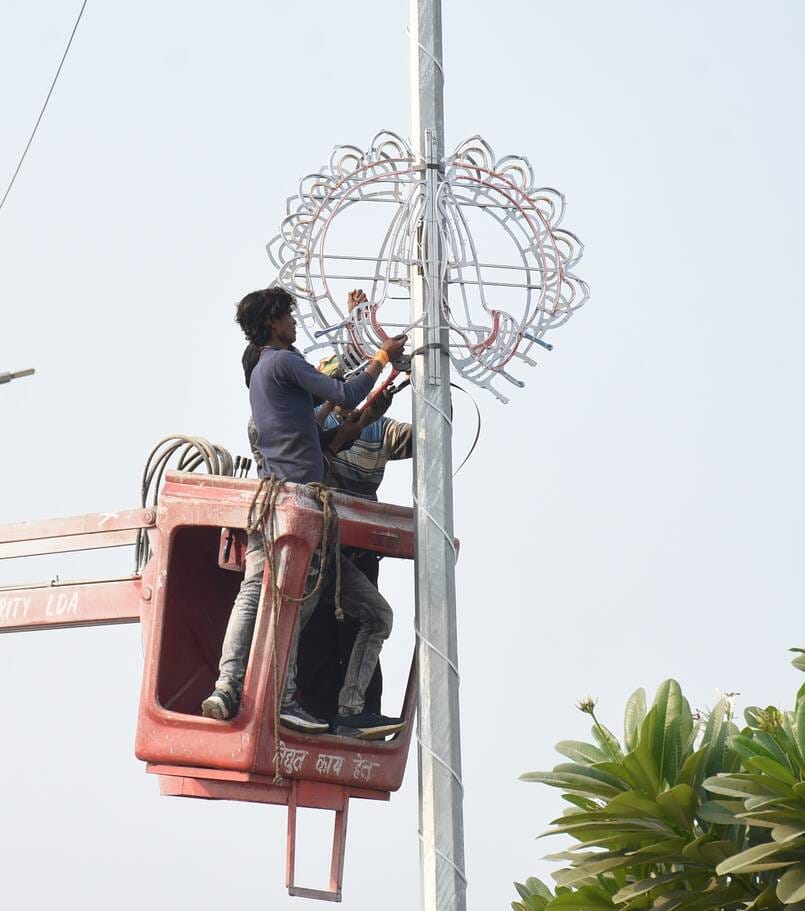 राष्ट्र प्रेरणा स्थल पर लोकार्पण समारोह के लिए चल रही तैयारियां। राष्ट्र प्रेरणा स्थल पर लोकार्पण समारोह के लिए चल रही तैयारियां।