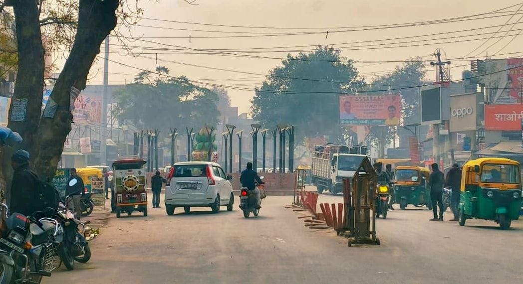रविवार की सुबह छाया कोहरा।  संवाद