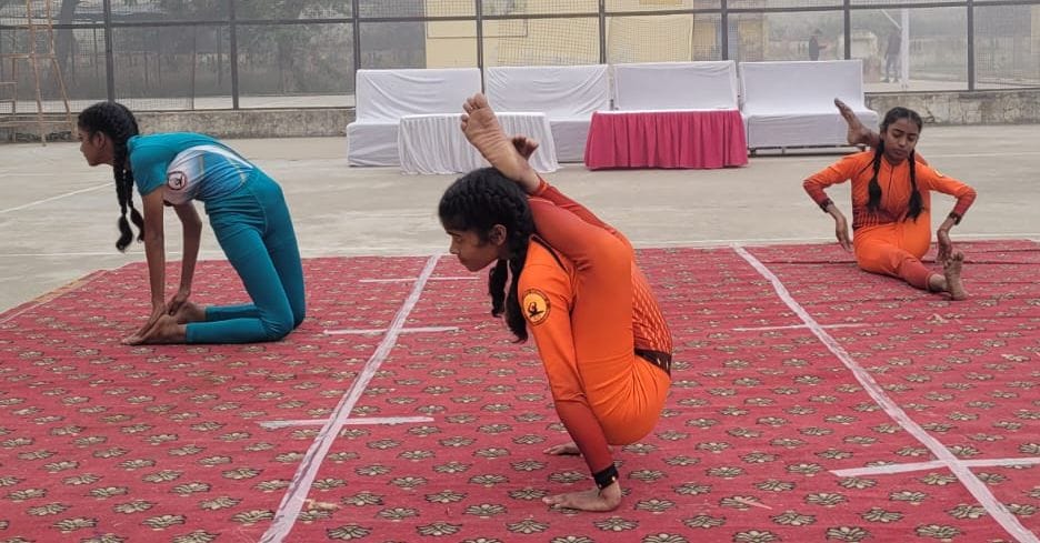 स्टेडियम में सांसद खेलकूद स्पर्धा के दौरान दौड़ में प्रतिभाग करते खिलाड़ी। संवाद