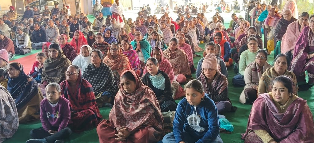 सत्संग के दौरान प्रवचन करतीं साध्वी। संस्थान