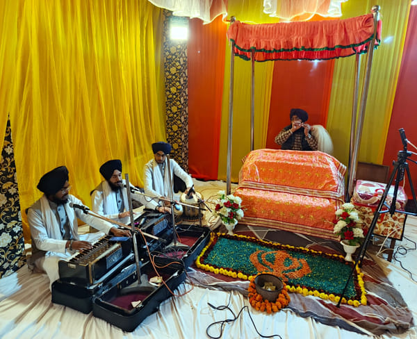 शाहाबाद। प्रभातफेरी में सजा दीवान और कीर्तन करता भाई गुरजोत सिंह। विज्ञप्ति शाहाबाद। प्रभातफेरी में सजा दीवान और कीर्तन करता भाई गुरजोत सिंह। विज्ञप्ति