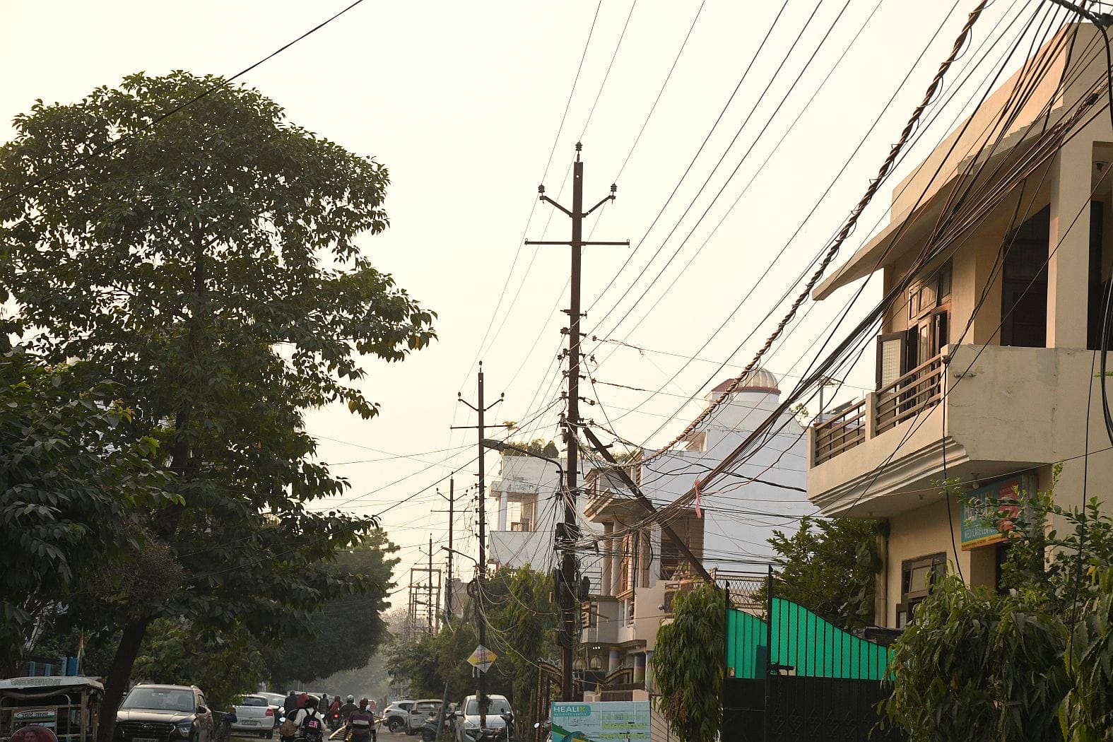 शहर में खुले पड़े हाईटेंशन लाइन के तार।