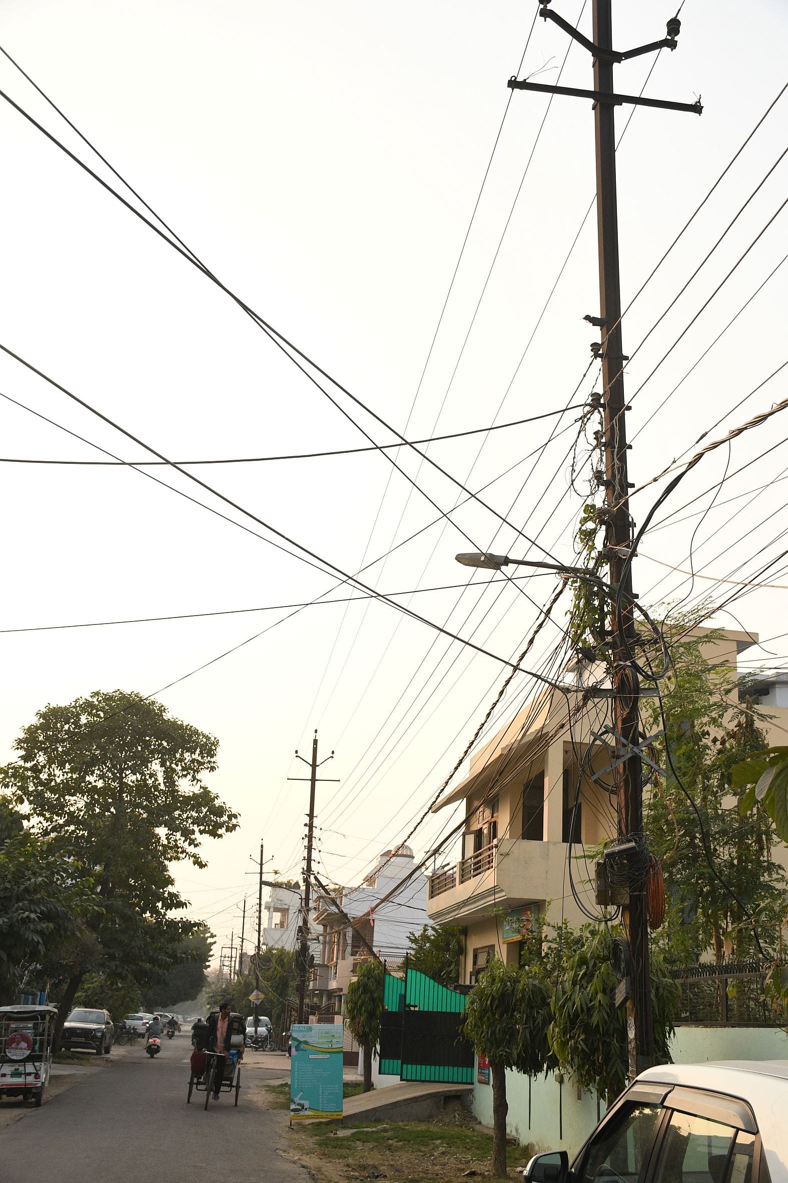 शहर में खुले पड़े हाईटेंशन लाइन के तार।