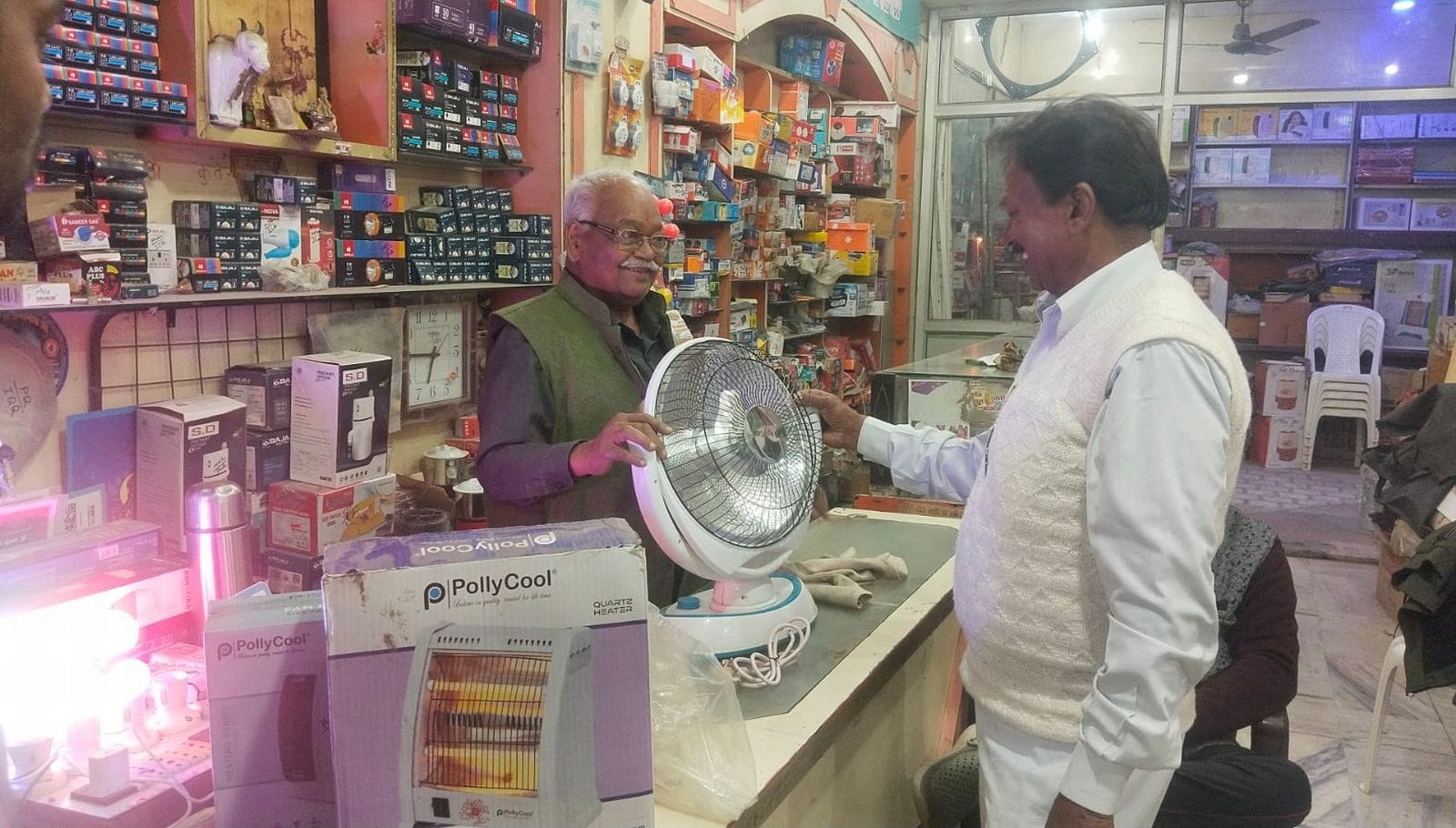 दुकान में रखा हीटर। संवाद