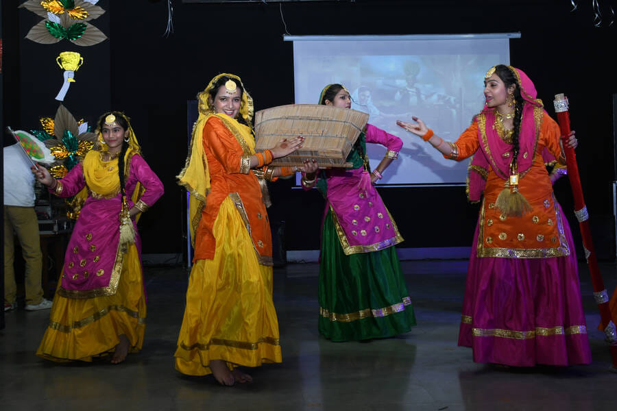 वार्षिकोत्सव के दौरान प्रस्तुति देतीं छात्राएं। संस्थान