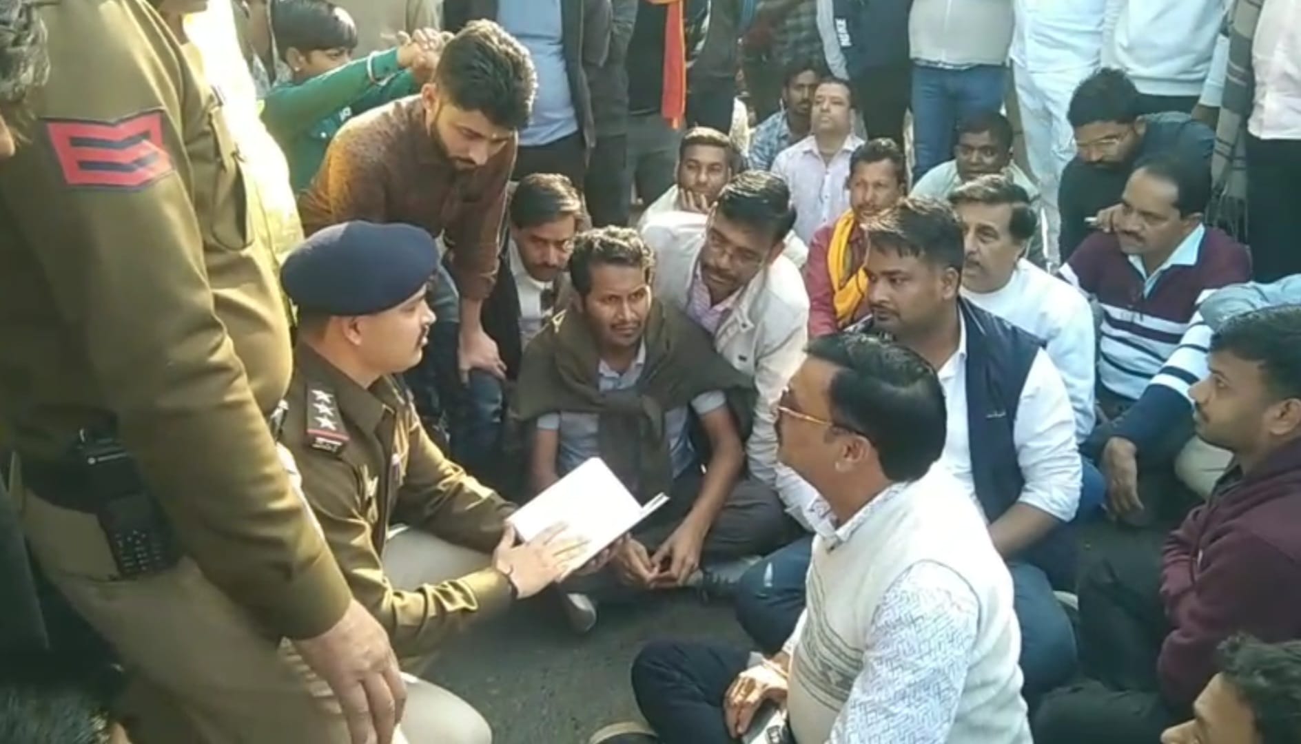 वारदात के विरोध में लोगों का प्रदर्शन वारदात के विरोध में लोगों का प्रदर्शन