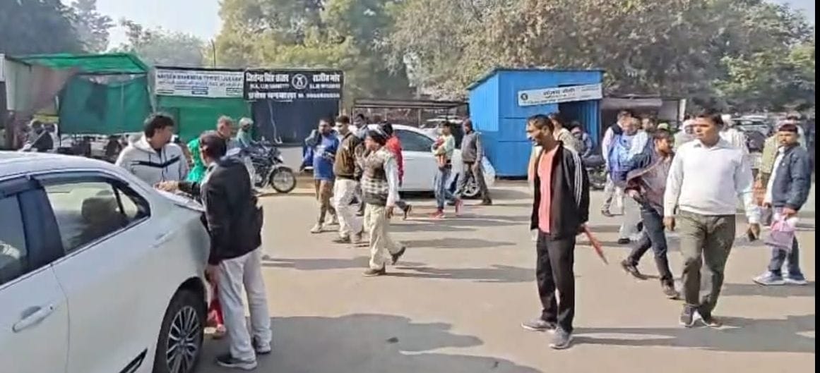 15जेएनडी53-अदालत परिसर के सामने कार से युवती को छुड़ाते हुए पुलिस। संवाद
