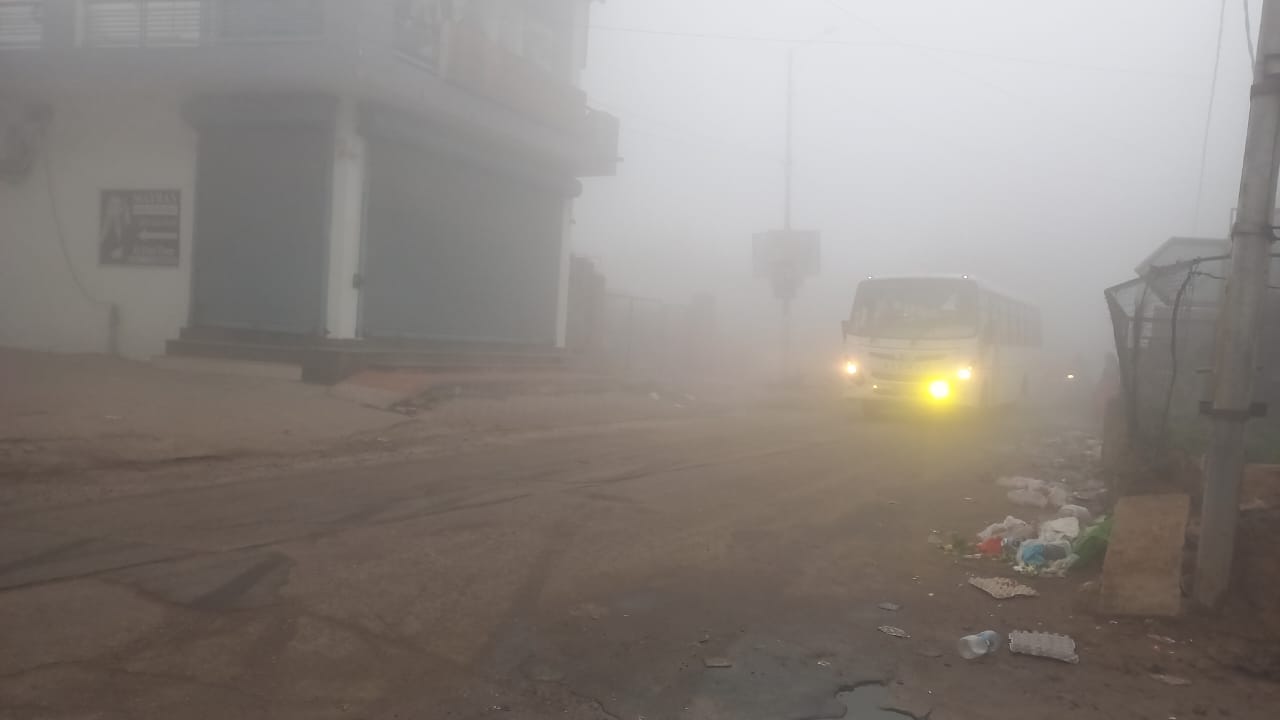 15jjrp13- शिव चौक के पास सड़क पर डाली हुई निर्माण सामग्री। संवाद 15jjrp13- शिव चौक के पास सड़क पर डाली हुई निर्माण सामग्री। संवाद