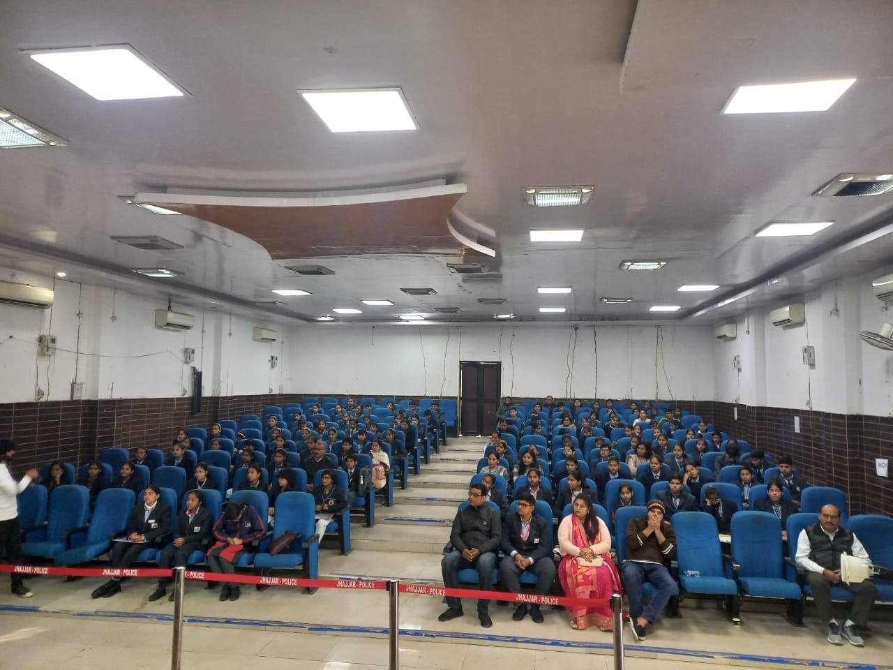 15jjrp16- अमर उजाला की तरफ से आयोजित प्रतियोगिता के विजेताओं को सम्मानित करते जिला परिषद के सीई 15jjrp16- अमर उजाला की तरफ से आयोजित प्रतियोगिता के विजेताओं को सम्मानित करते जिला परिषद के सीई