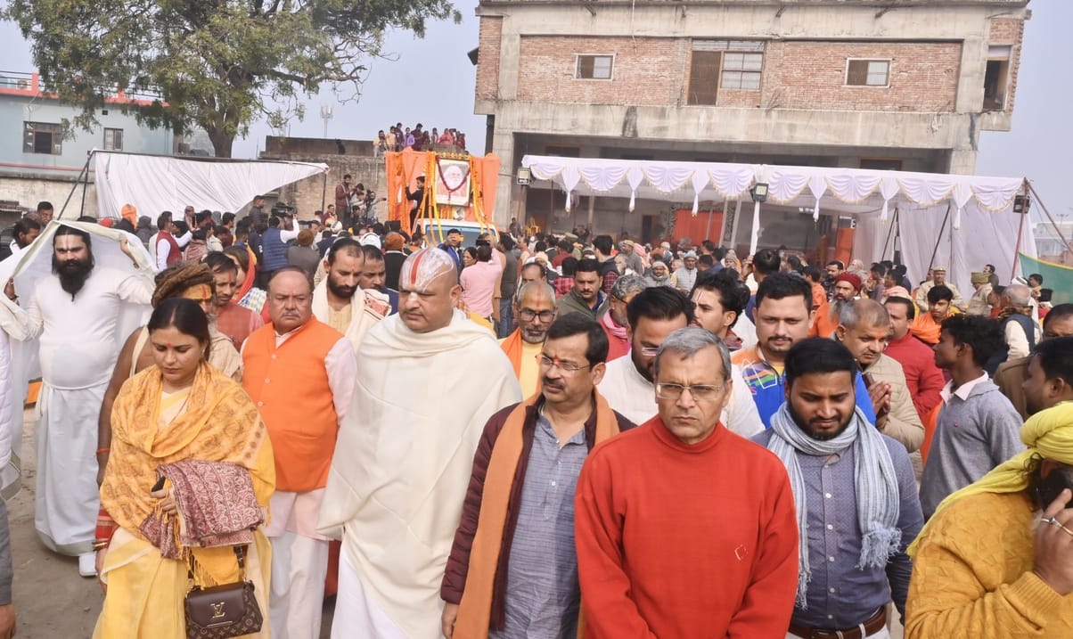 19-अंतिम यात्रा के दौरान मौजूद लोग।-संवाद