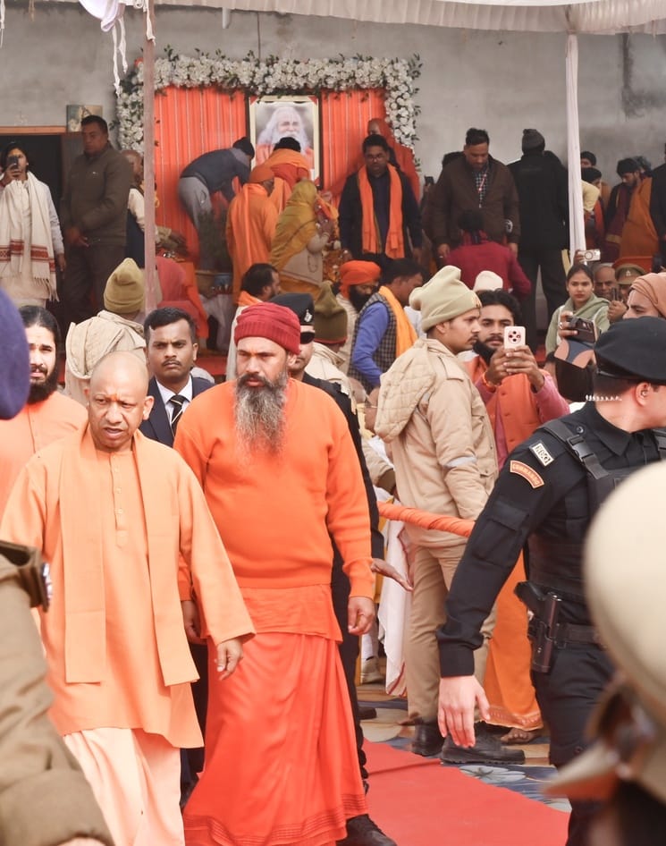 19-अंतिम यात्रा के दौरान मौजूद लोग।-संवाद